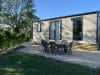 Terrasse de plain-pied du mobil-home Premium au camping Les 12 Cols